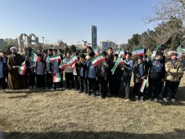 آغاز دهه مبارک فجر در شهر اندیشه با اهتزاز پرچم جمهوری اسلامی ایران